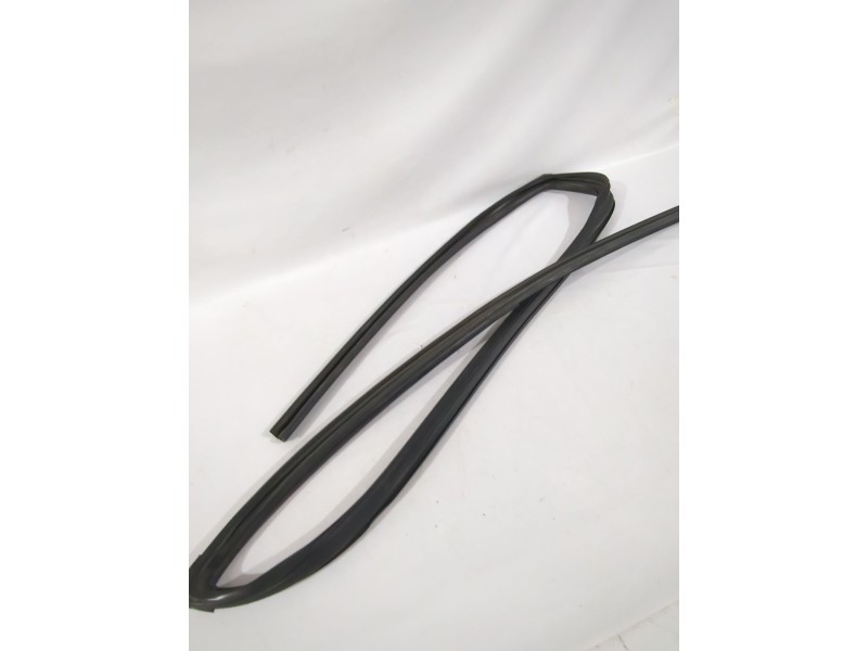 Recambio de goma contorno para hyundai elantra (xd) 2.0 crdi cat referencia OEM IAM 821402D001  