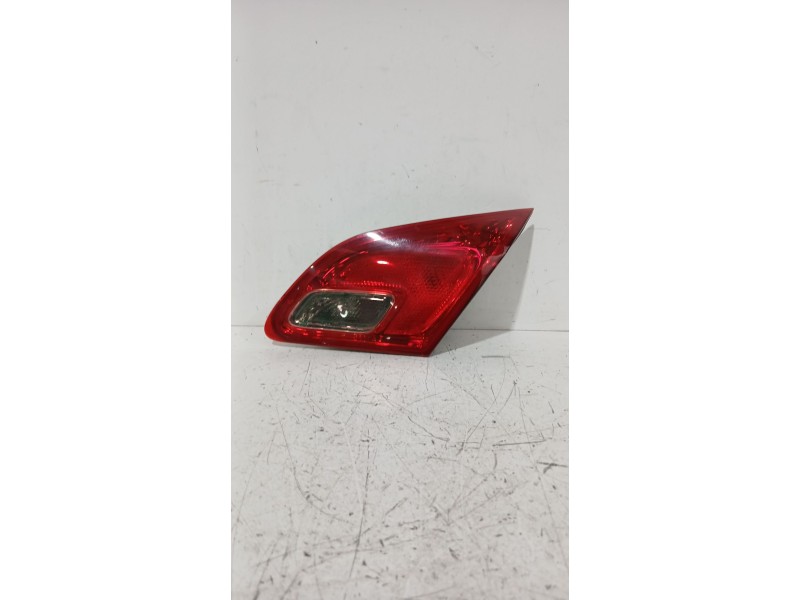 Recambio de piloto trasero derecho interior para opel astra j sedán 1.7 cdti (69) referencia OEM IAM 13306456  