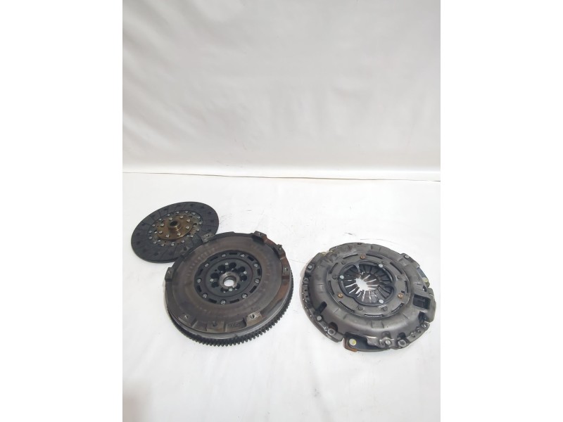 Recambio de kit embrague para ssangyong tivoli 1.5 referencia OEM IAM A6730300005/17449850  