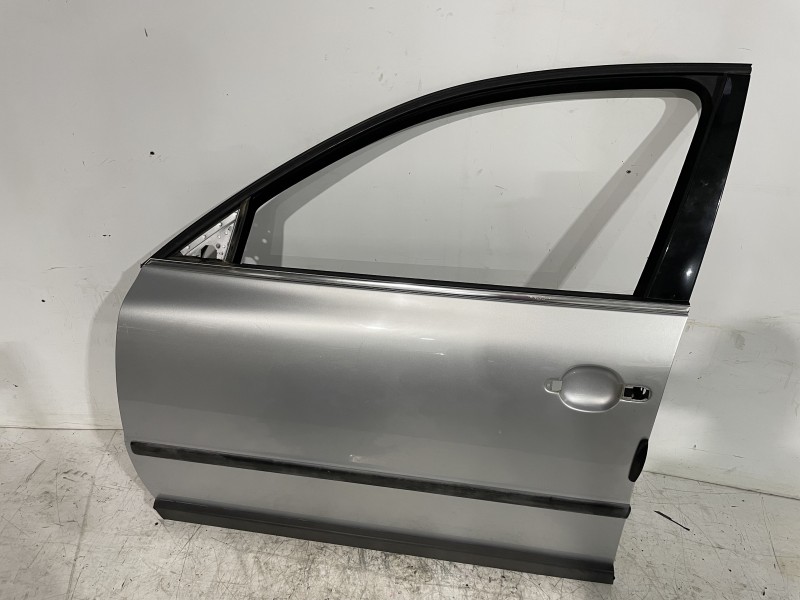 Recambio de puerta delantera izquierda para volkswagen passat berlina (3b3) advance referencia OEM IAM 3B4831051BE  