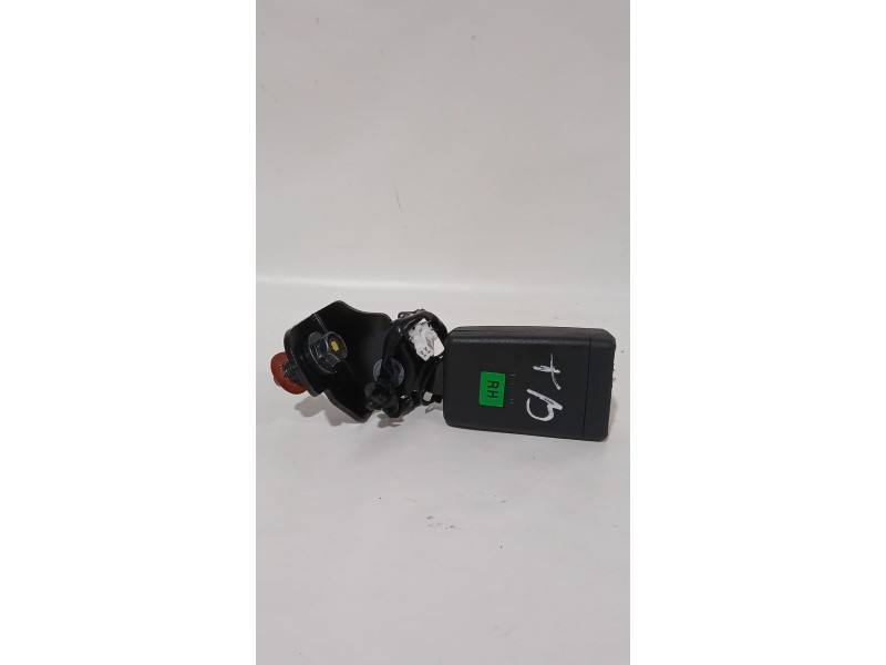Recambio de enganche cinturon trasero derecho para ssangyong tivoli 1.5 referencia OEM IAM 7566035100LBH  