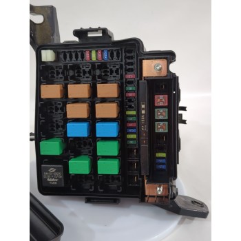 Recambio de caja reles / fusibles para ssangyong tivoli 1.5 referencia OEM IAM 8235035200  