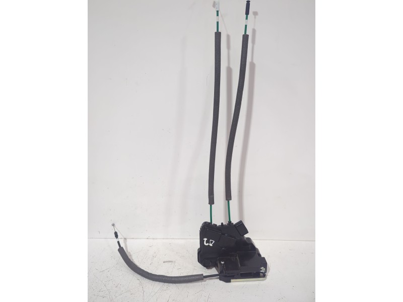 Recambio de cerradura puerta trasera derecha para ssangyong tivoli 1.5 referencia OEM IAM 7132035000/7132035001  