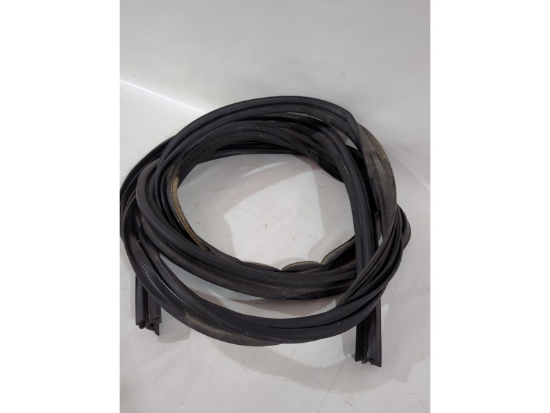 Recambio de goma contorno para nissan primera hatchback (p12) 1.6 referencia OEM IAM 90830AU200  