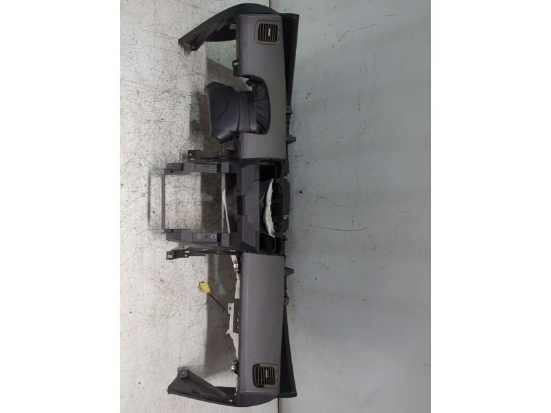 Recambio de salpicadero para nissan primera hatchback (p12) 1.6 referencia OEM IAM 68200AV600/68200AV620  