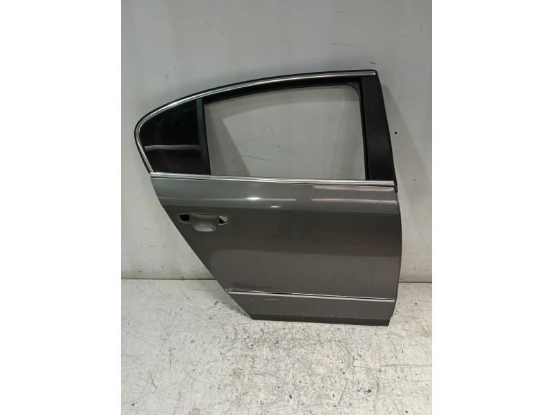 Recambio de puerta trasera derecha para volkswagen passat b6 (3c2) 2.0 tdi 16v referencia OEM IAM 3C5833056H  