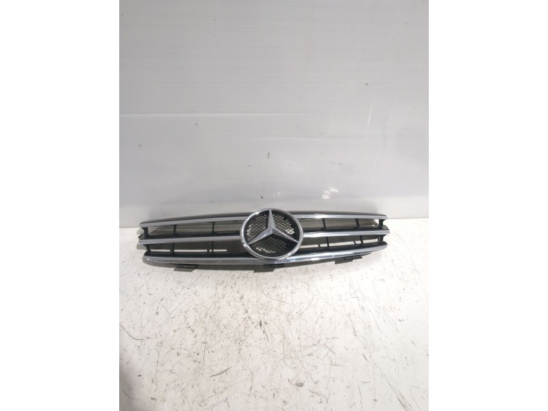 Recambio de rejilla delantera para mercedes-benz referencia OEM IAM A2098800123  