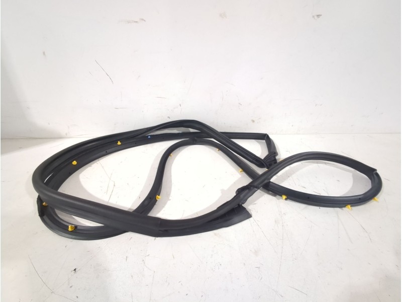 Recambio de goma contorno para nissan referencia OEM IAM 808304EA0E  