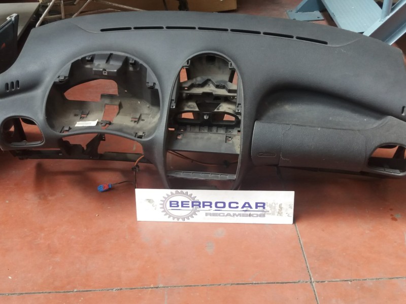 Recambio de salpicadero para peugeot 206 berlina 1.9 diesel referencia OEM IAM 8203RZ  