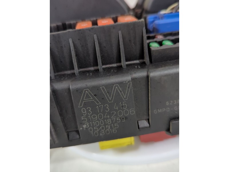 Recambio de caja reles / fusibles para opel vectra c (z02) 2.2 dti 16v (f69) referencia OEM IAM 93173415  