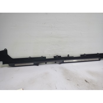 MOLDURA DERECHA A1688211238 