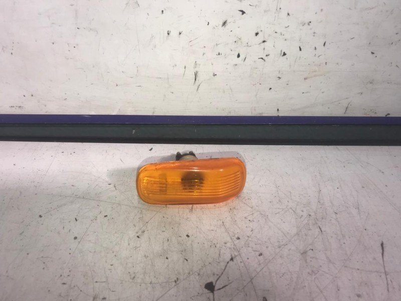 Recambio de piloto lateral derecho para saab 9-3 berlina 2.0 cat referencia OEM IAM 5142807  