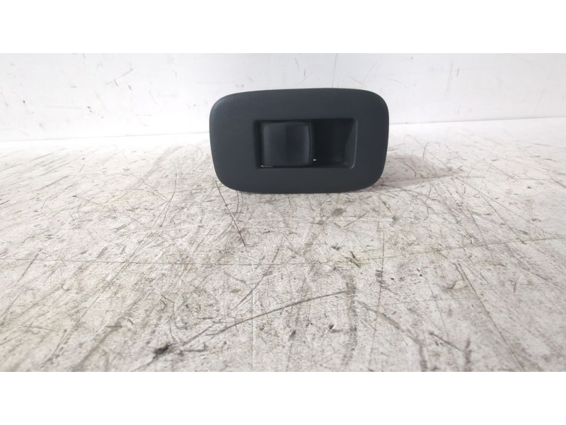 Recambio de mando elevalunas trasero izquierdo para toyota auris (_e15_) 1.6 (zre151_) referencia OEM IAM 8465612170  