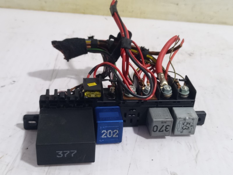 Recambio de caja reles / fusibles para volkswagen passat berlina (3b3) advance referencia OEM IAM 8L0941822A  