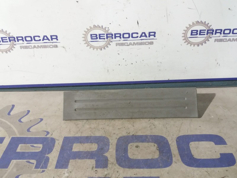 Recambio de moldura para kia sorento 2.5 crdi referencia OEM IAM 858733E000  
