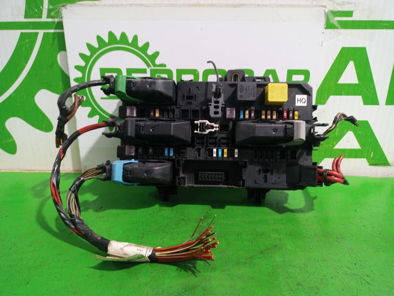 Recambio de caja reles / fusibles para opel zafira b cosmo referencia OEM IAM 13220831  