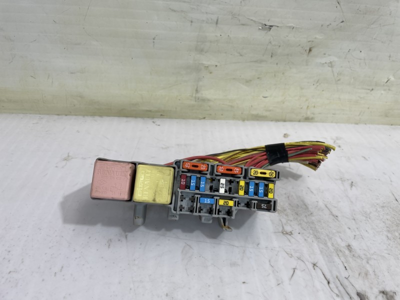 Recambio de caja reles / fusibles para renault scenic ii authentique referencia OEM IAM 8200338695  