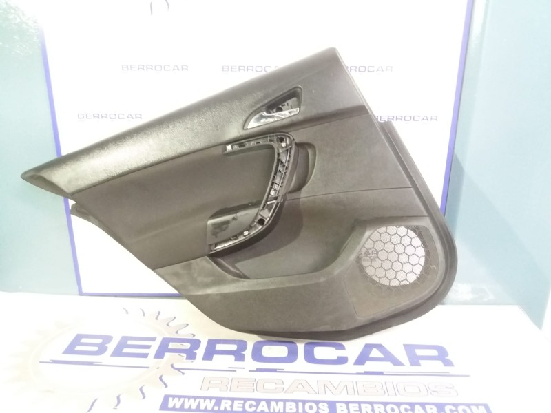 Recambio de guarnecido puerta trasera izquierda para opel insignia berlina 2.0 16v cdti referencia OEM IAM 13277373  
