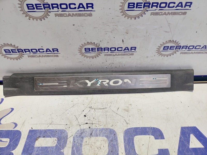 Recambio de moldura interior para ssangyong kyron 2.0 xdi referencia OEM IAM 7729009000  