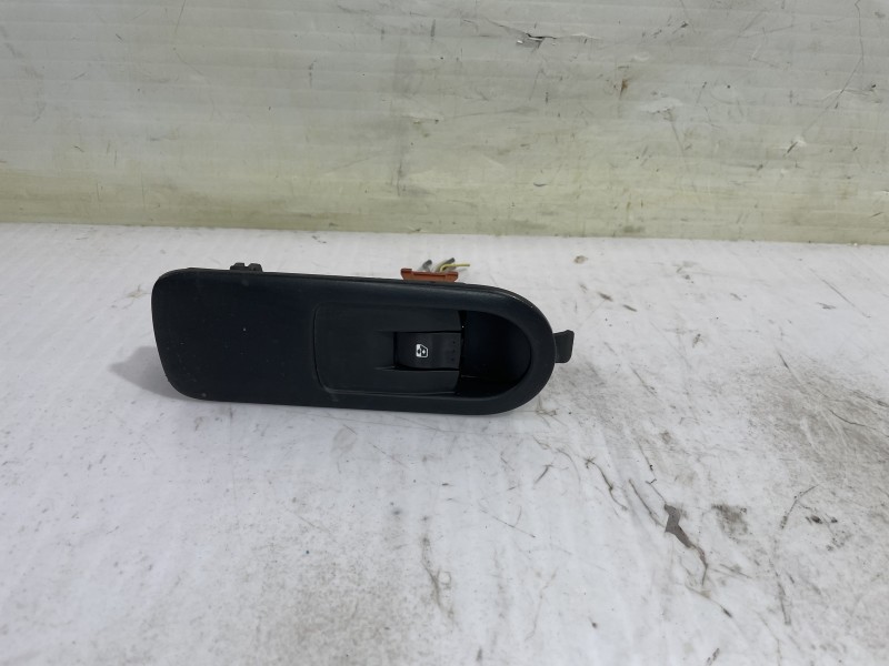 Recambio de mando elevalunas delantero derecho para renault scenic ii authentique referencia OEM IAM 156013740  