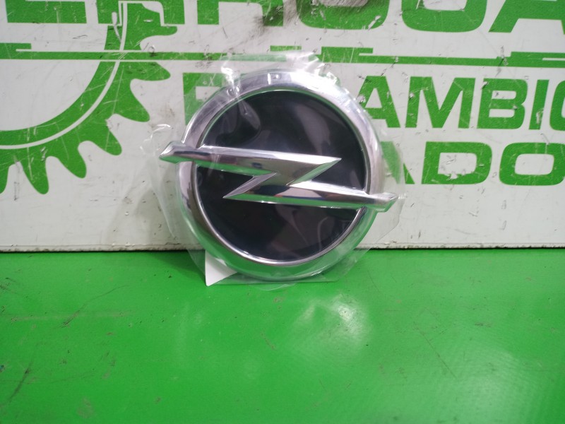 Recambio de emblema para opel mokka x referencia OEM IAM 96930051  