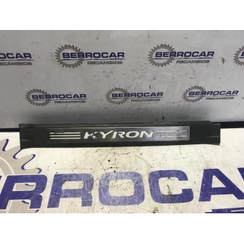 Recambio de moldura lateral para ssangyong kyron 2.0 referencia OEM IAM 7726009000  