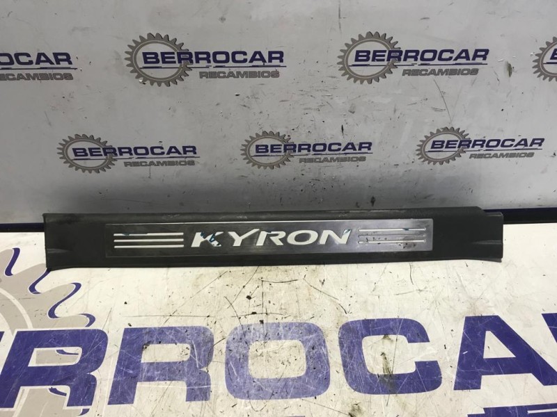 Recambio de moldura lateral para ssangyong kyron 2.0 referencia OEM IAM 7726009000  
