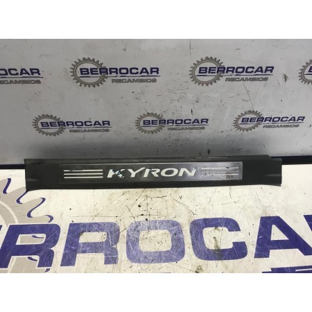 Recambio de moldura lateral para ssangyong kyron 2.0 referencia OEM IAM 7726009000  