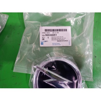 Recambio de emblema para opel mokka x referencia OEM IAM 96930051  