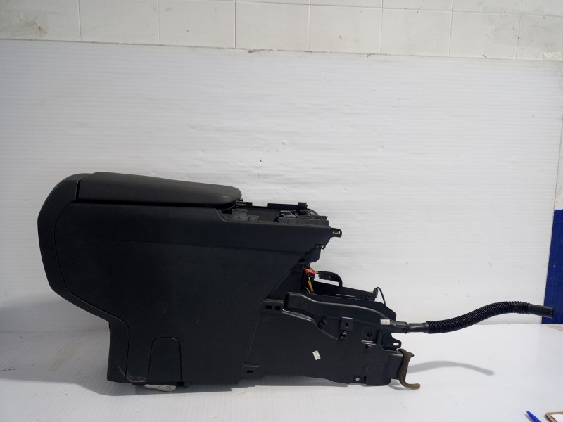 Recambio de consola central para peugeot 3008 style referencia OEM IAM 7591Q2  