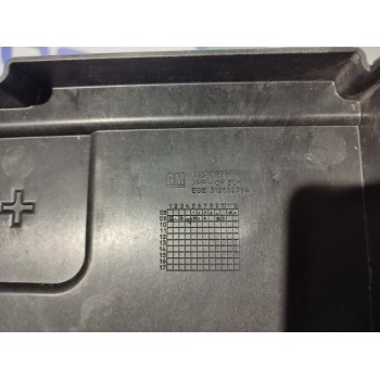 Recambio de moldura bateria para opel insignia berlina 2.0 16v cdti referencia OEM IAM 13330946  