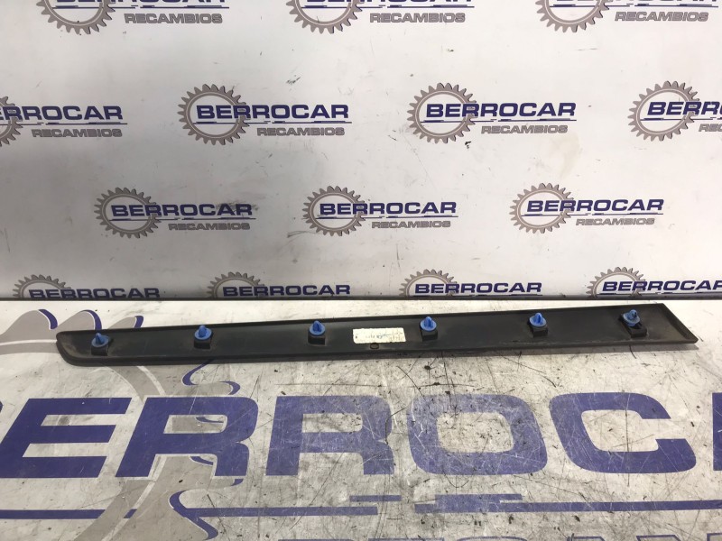 Recambio de moldura lateral para renault kangoo 1.5 dci diesel fap referencia OEM IAM 808211241R  