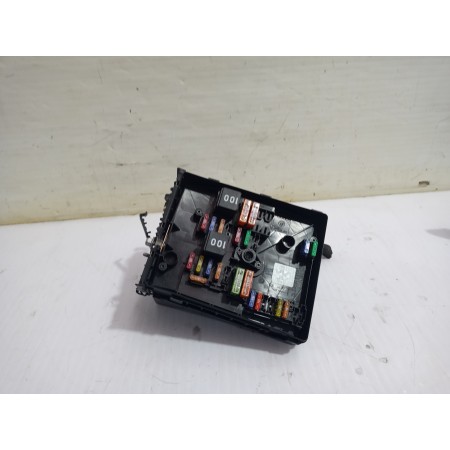 Recambio de caja reles / fusibles para skoda yeti active referencia OEM IAM 1718128  
