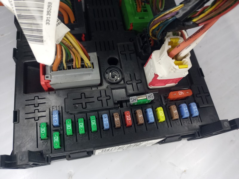 Recambio de caja reles / fusibles para peugeot 3008 style referencia OEM IAM 9678477180  