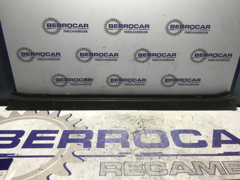 Recambio de moldura interior para toyota rav 4 2.2 d-4d cat referencia OEM IAM 5838742050  