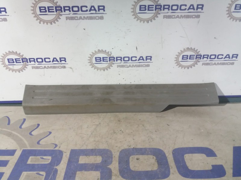 Recambio de moldura para kia sorento 2.5 crdi referencia OEM IAM 858713E000  