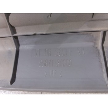 Recambio de moldura para kia sorento 2.5 crdi referencia OEM IAM 858713E000  