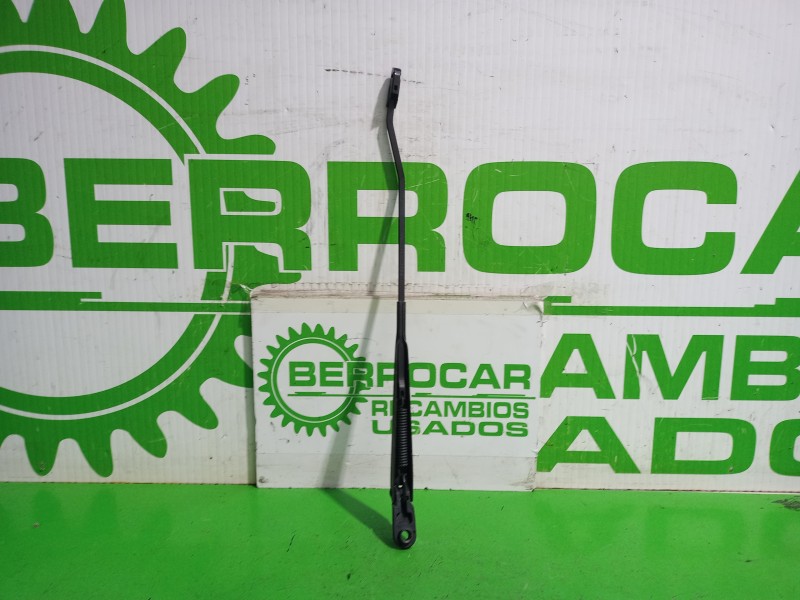 Recambio de brazo limpia delantero derecho para renault kangoo profesional referencia OEM IAM 8200409696  