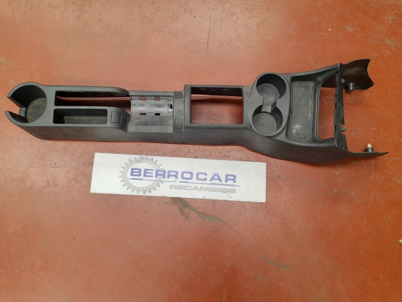 Recambio de consola central para hyundai getz (tb) 1.1 12v cat referencia OEM IAM 84611 1C500  