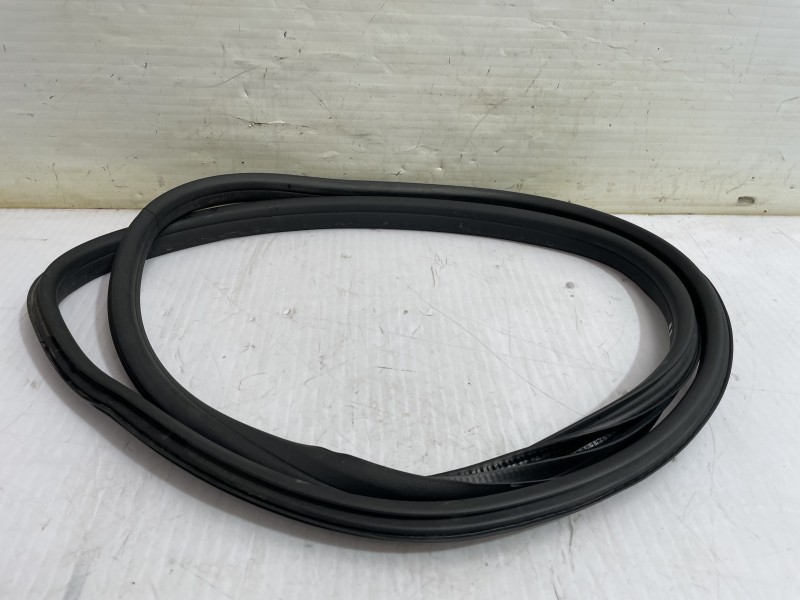 Recambio de goma contorno para skoda yeti active referencia OEM IAM 5L0867367  