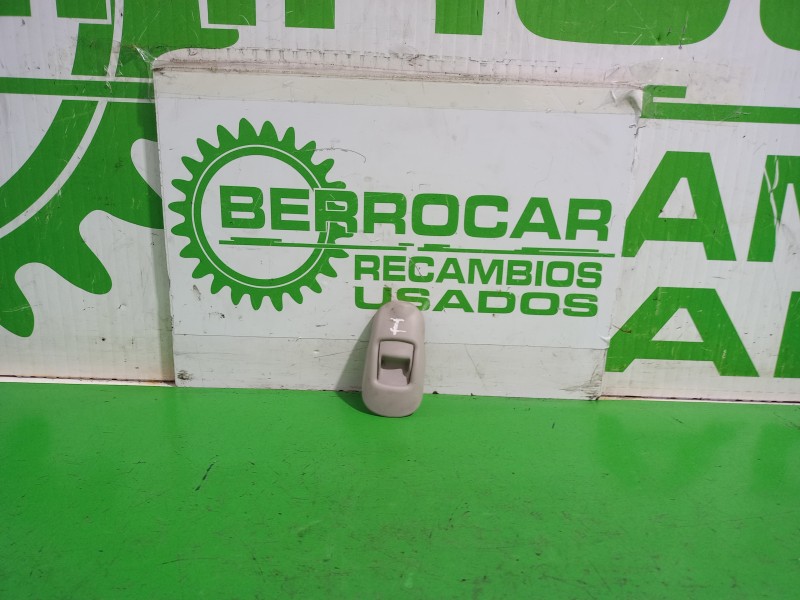 Recambio de moldura para renault kangoo profesional referencia OEM IAM 878244272R  
