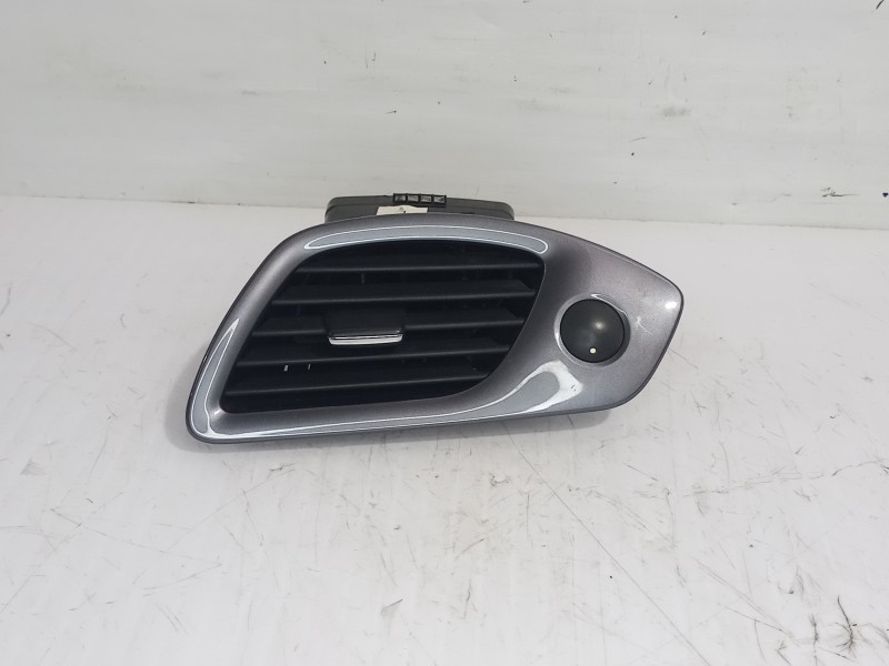Recambio de rejilla aireadora para renault scenic iii bose edition referencia OEM IAM 687608069R  