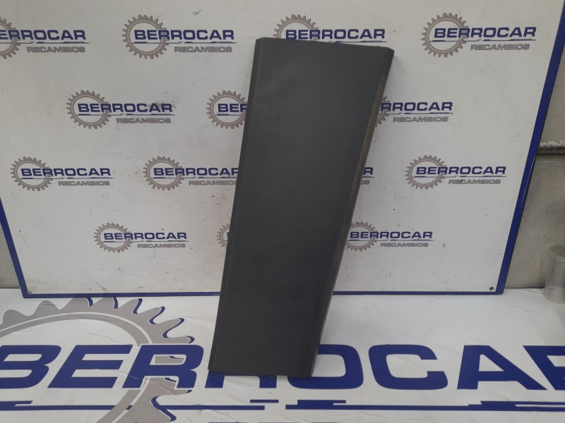 Recambio de moldura lateral para land rover discovery referencia OEM IAM 632240031  