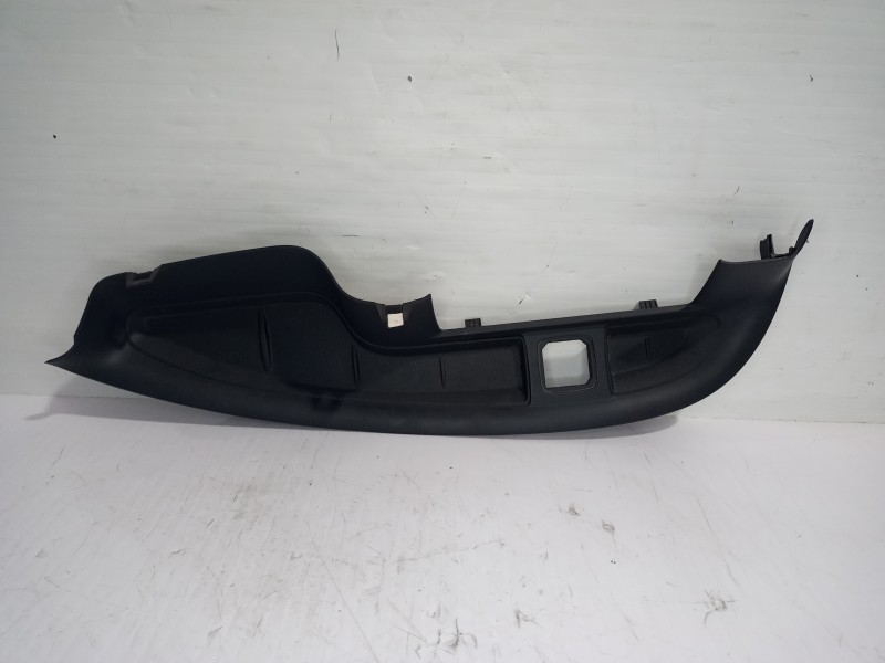 Recambio de moldura para renault scenic iii bose edition referencia OEM IAM 682400013R  