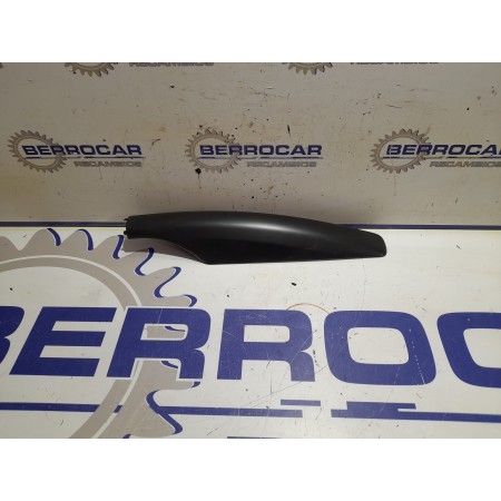 Recambio de moldura lateral para peugeot 308 referencia OEM IAM 9682131877  