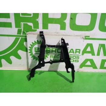 Recambio de moldura para renault kangoo profesional referencia OEM IAM 135024451R  