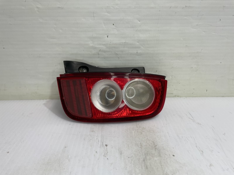 Recambio de piloto trasero derecho para nissan micra (k12e) acenta referencia OEM IAM 26554AX720  