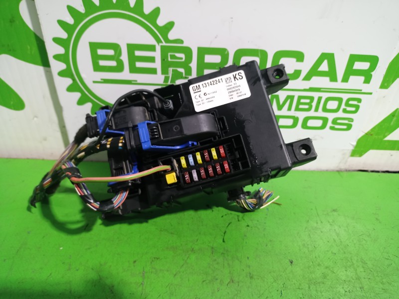 Recambio de caja reles / fusibles para opel corsa d 1.3 16v cdti referencia OEM IAM 13142241  