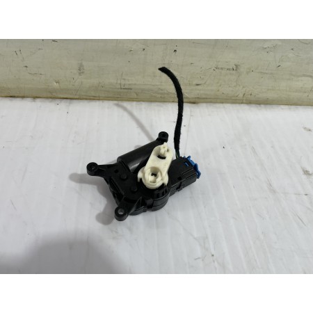 Recambio de motor apertura trampilla para skoda yeti active referencia OEM IAM CZ1168808360  