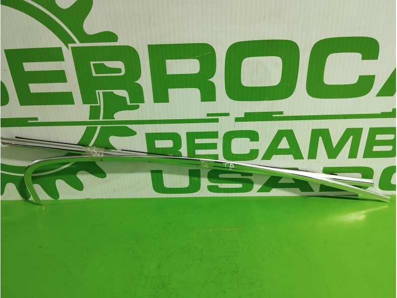 Recambio de embellecedor puerta para opel insignia berlina 2.0 cdti cat referencia OEM IAM 13228113  